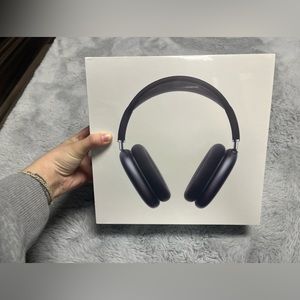 Space grey airpod maxes